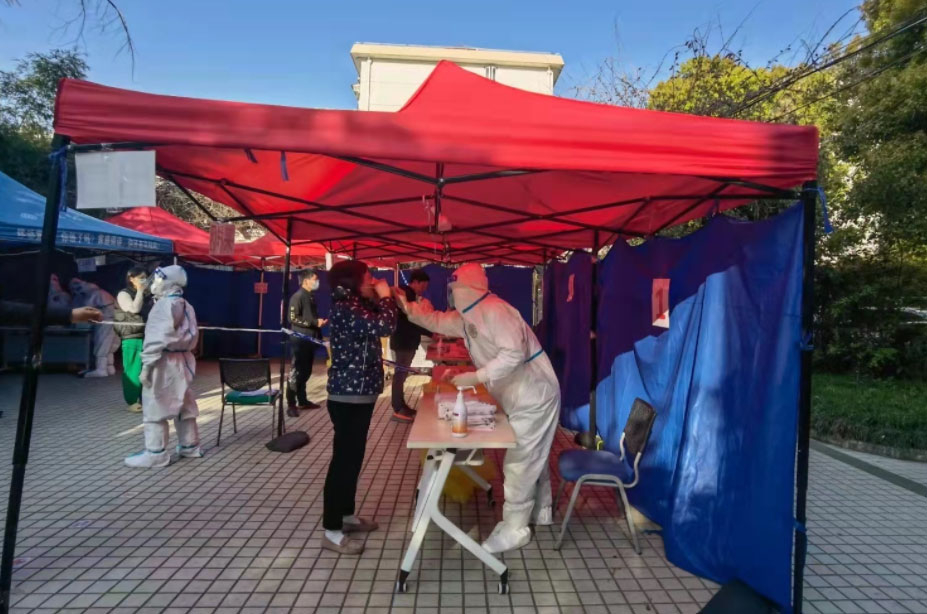4月4日，上海在全市范围内进行核酸检测采样